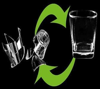 Imagem de um copo de vidro quebrado sendo reciclado, representando a Reciclagem de vidro.