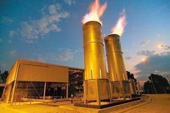 Chaminés em funcionamento intenso representam uma usina de incineração de lixo, evidenciando o processo de queima controlada de resíduos urbanos.