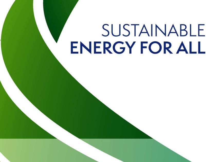 Imagem de fundo branco e escrito com letras azuis e em inglês: Energia sustentável para todos. Ao lado um espiral em verde degradê.