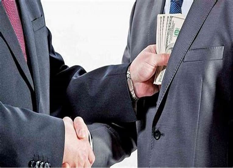 Corrupção no Brasil, dois homens se cumprimentam com um aperto de mão enquanto um coloca dinheiro no paletó do outro.