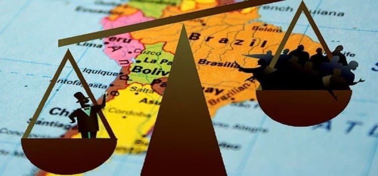 Desigualdade global representada em um desenho: ao fundo o mapa da América Latina e uma balança desigual à frente, uma pessoa de um lado e várias de outro.