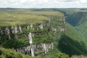 Parque Nacional da Serra Geral com muita vegetação, cachoeira e céu com nuvens