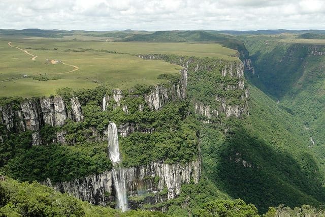 Parque Nacional da Serra Geral com muita vegetação, cachoeira e céu com nuvens