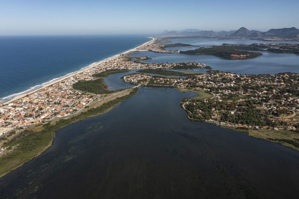 Fotografia aérea de Lagunas Costeiras formada por bancos de areia.