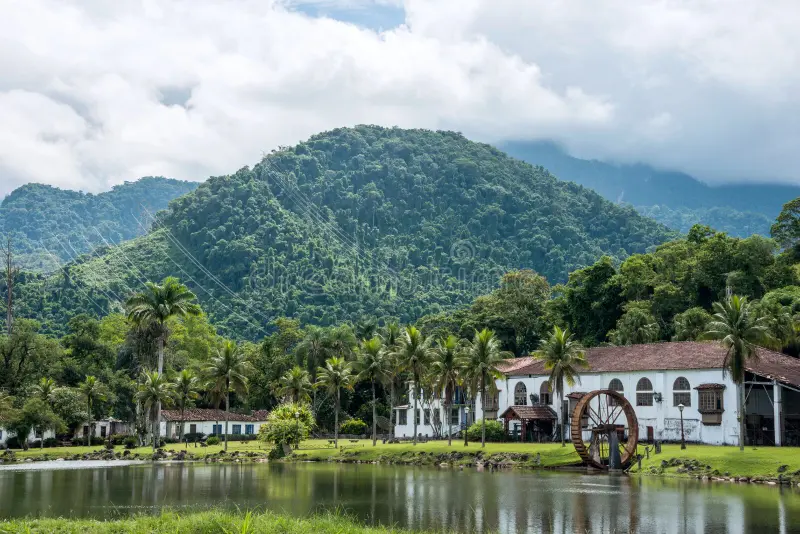 A beira de um lago surge uma fazenda com uma casa secular que traduz e incentiva o turismo cultural rural