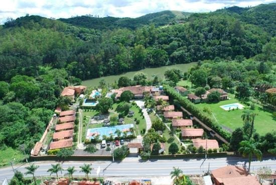 Refugio com cabanas envoltas com muita mata em estrutura hoteleira para ecoturismo rural