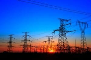 Rede elétrica se estende em direção ao horizonte, representando a Soberania energética